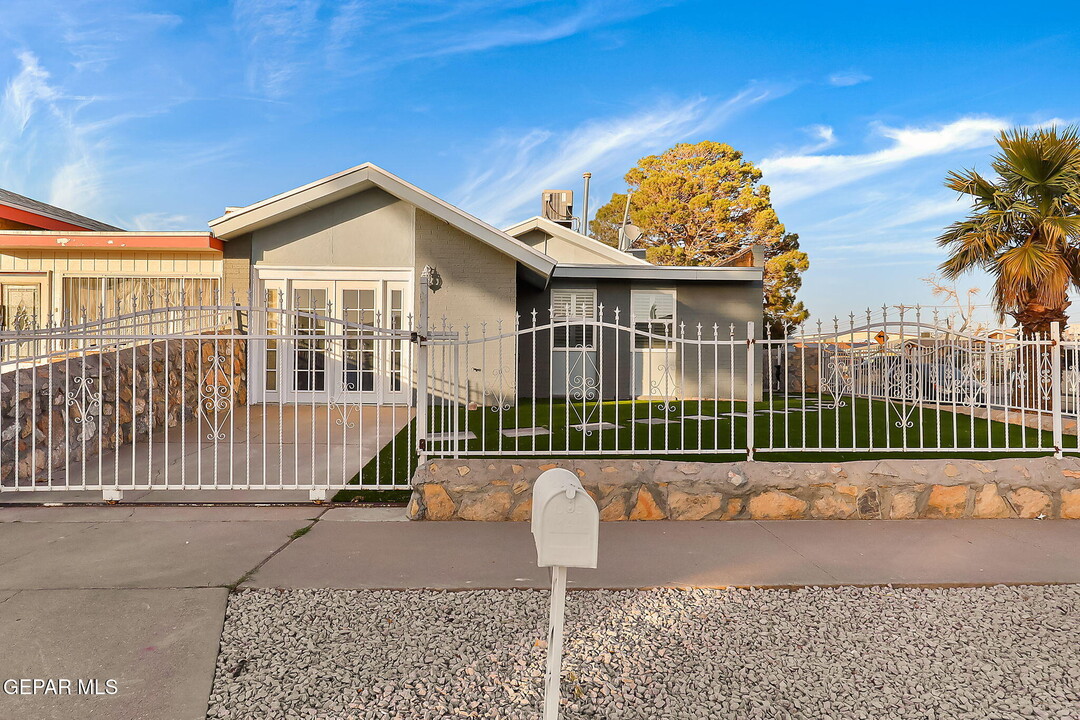 6058 Morning Glory Cir in El Paso, TX - Building Photo