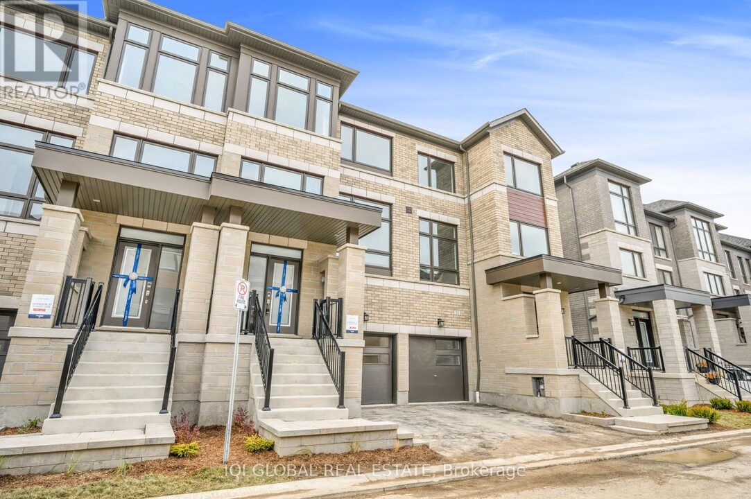 35 Douet Ln in Ajax, ON - Building Photo