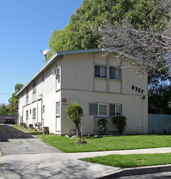 8357 Amigo Ave in Northridge, CA - Foto de edificio - Building Photo