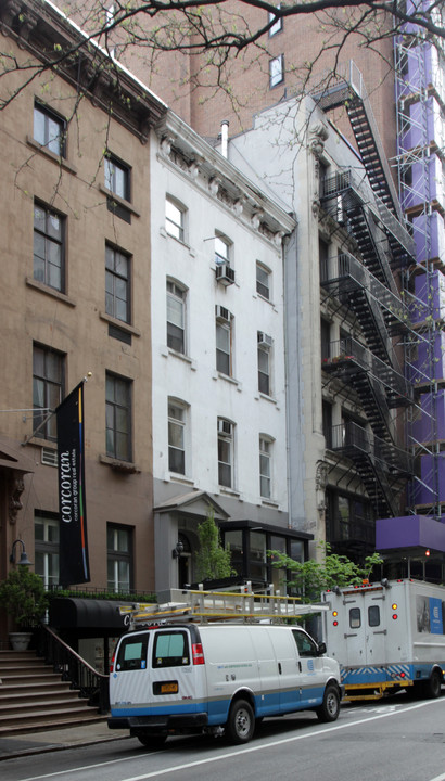 51 E 10th St in New York, NY - Building Photo