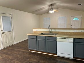 1524 Well St in New Braunfels, TX - Foto de edificio - Building Photo