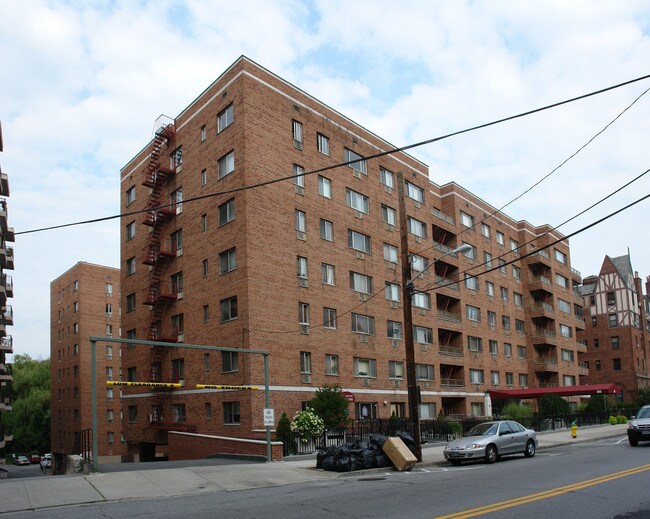 The Homestead Owners Corp in Hartsdale, NY - Building Photo - Building Photo