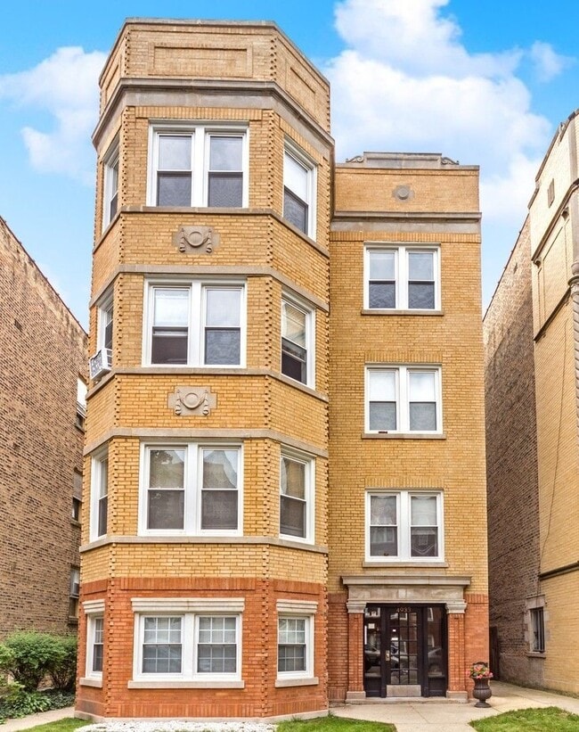 property at 4933 W Cuyler Ave