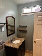 932 60th St, Unit 1 unit in Oakland, CA - Building Photo - Building Photo