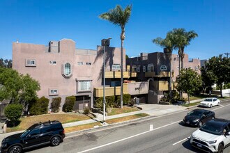 5010 Cahuenga Blvd in Toluca Lake, CA - Foto de edificio - Primary Photo