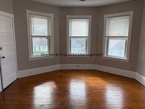 77 Waltham St in Pawtucket, RI - Foto de edificio - Building Photo