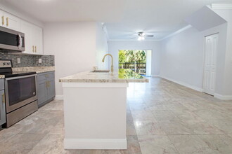 5860 W Sample Rd in Coral Springs, FL - Building Photo - Building Photo