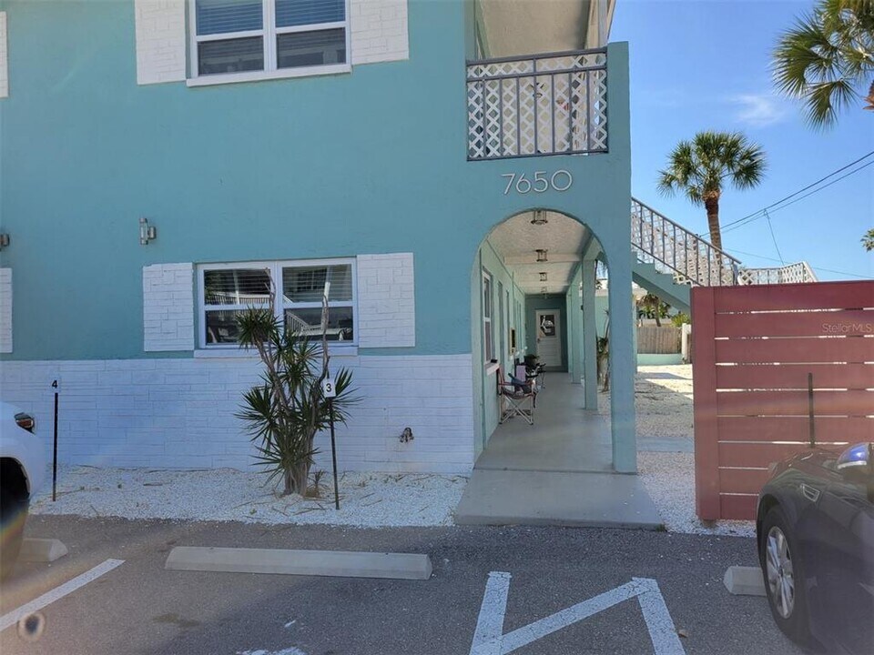 7650 Coquina Way in St Pete Beach, FL - Building Photo