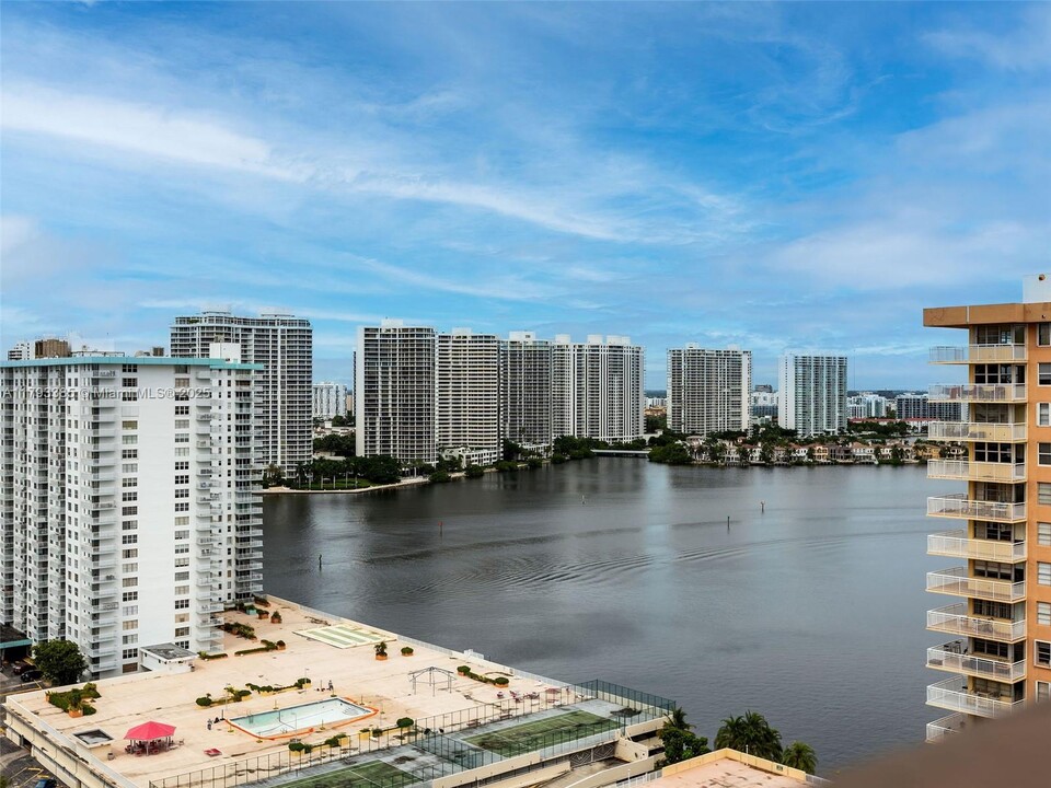 250 174th St in Sunny Isles Beach, FL - Foto de edificio