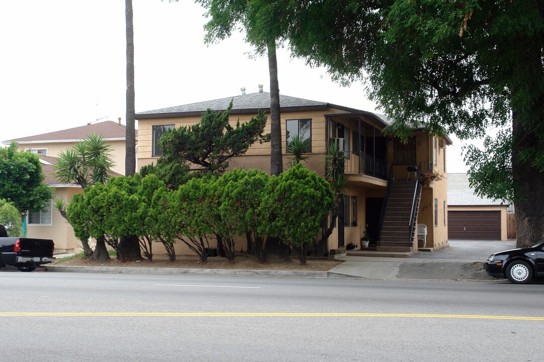 7419 Woodley Ave in Van Nuys, CA - Building Photo