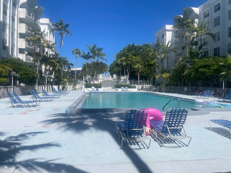 484 NW 165th St in Miami, FL - Building Photo