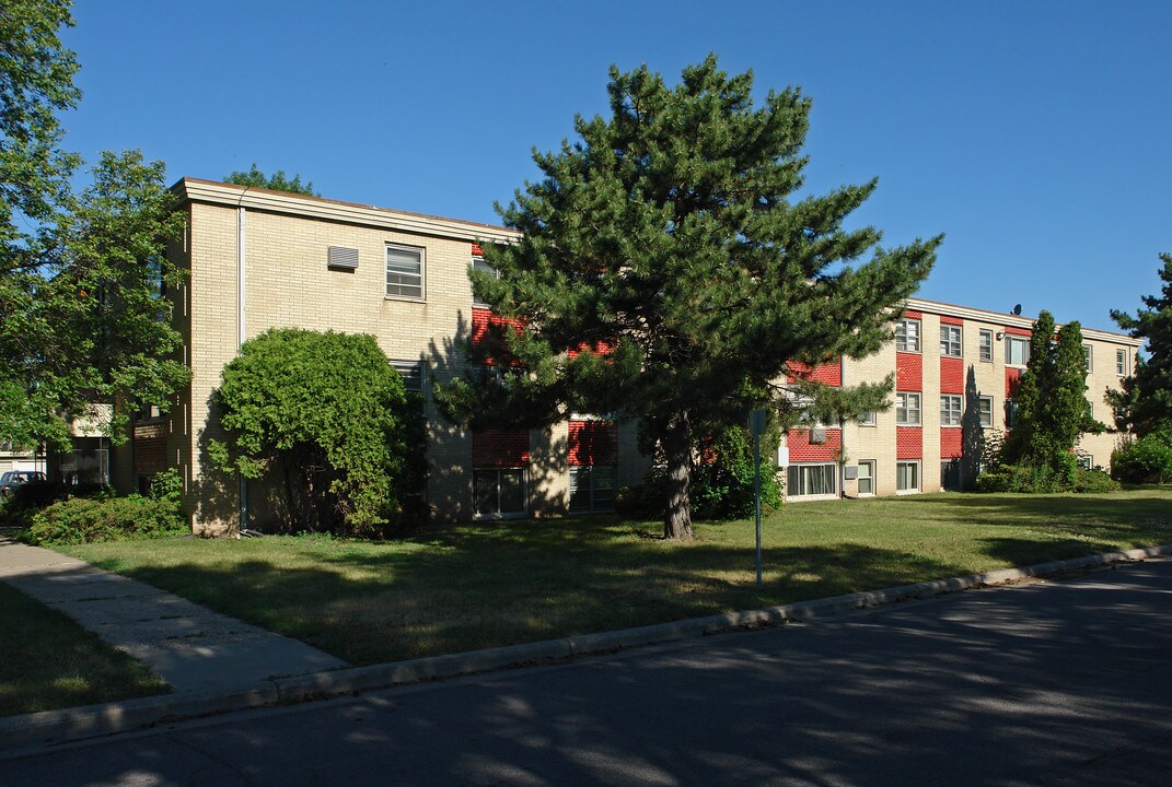 McCarron's View Apartments in Roseville, MN - Building Photo