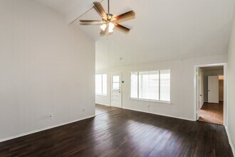 9506 Lost Eagle Dr in Houston, TX - Foto de edificio - Building Photo