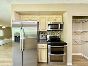 2565 Granada Cir W in St. Petersburg, FL - Foto de edificio - Building Photo
