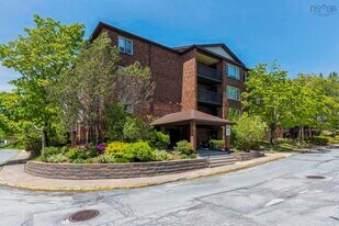 64 Cumberland Dr in Dartmouth, NS - Building Photo