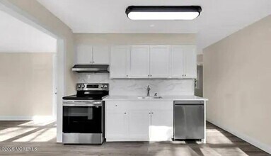 472 Branch Ave in Little Silver, NJ - Foto de edificio - Building Photo