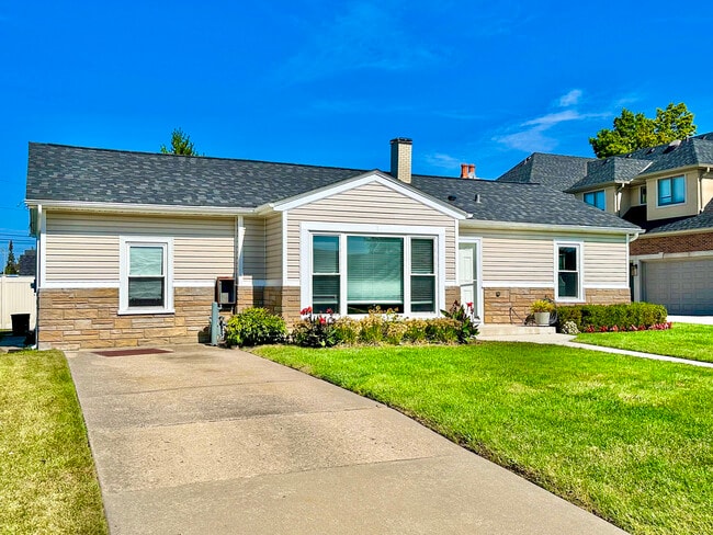 8150 W Winnemac Ave in Norridge, IL - Building Photo - Building Photo