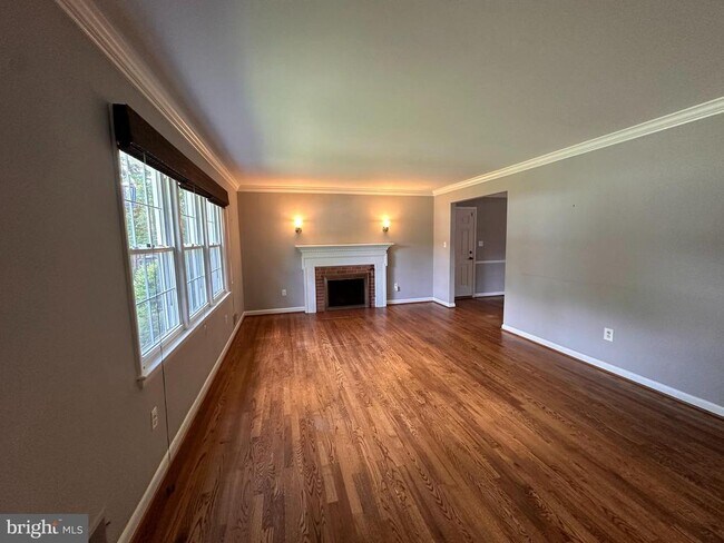 1954 Foxhall Rd in McLean, VA - Foto de edificio - Building Photo