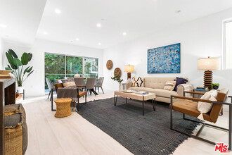 11620 Chenault St in Los Angeles, CA - Foto de edificio - Building Photo