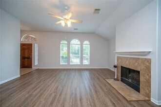 13205 Enchanted Way in Montgomery, TX - Foto de edificio - Building Photo