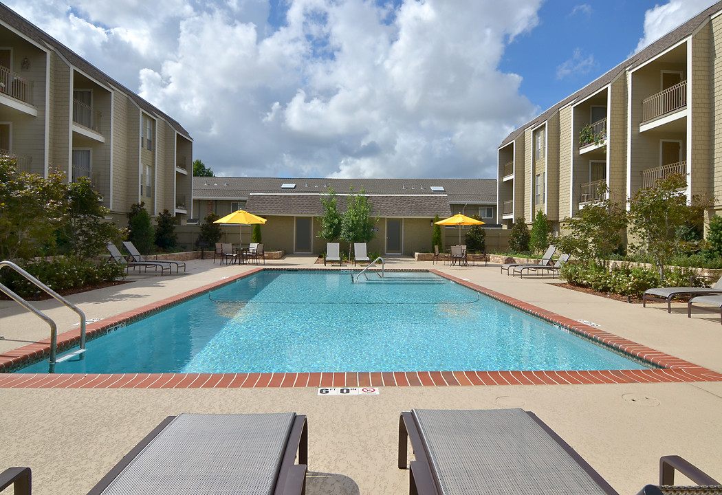 L'Esplanade in Metairie, LA - Building Photo