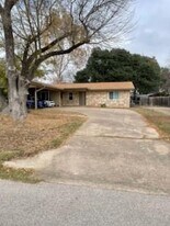 7402 Southgate Ln in Austin, TX - Building Photo