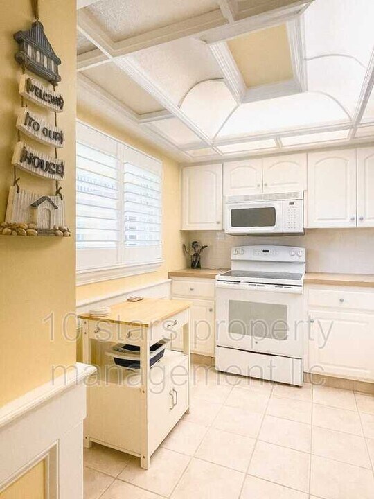 10350 Imperial Point Dr W in Largo, FL - Building Photo