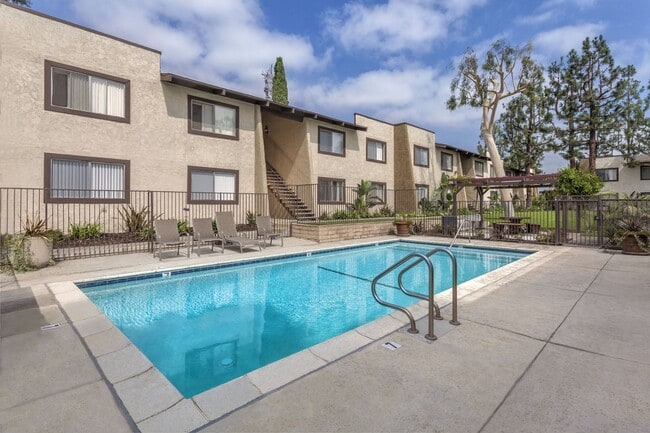 Chapman Village West Apartments in Garden Grove, CA - Foto de edificio - Building Photo