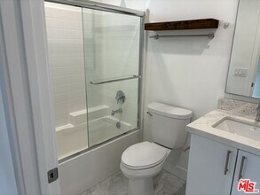 857 1/2 Hyperion Ave in Los Angeles, CA - Building Photo - Building Photo