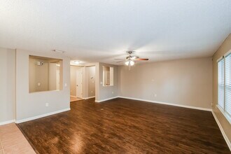 2427 Brian Lakes Dr E in Jacksonville, FL - Foto de edificio - Building Photo