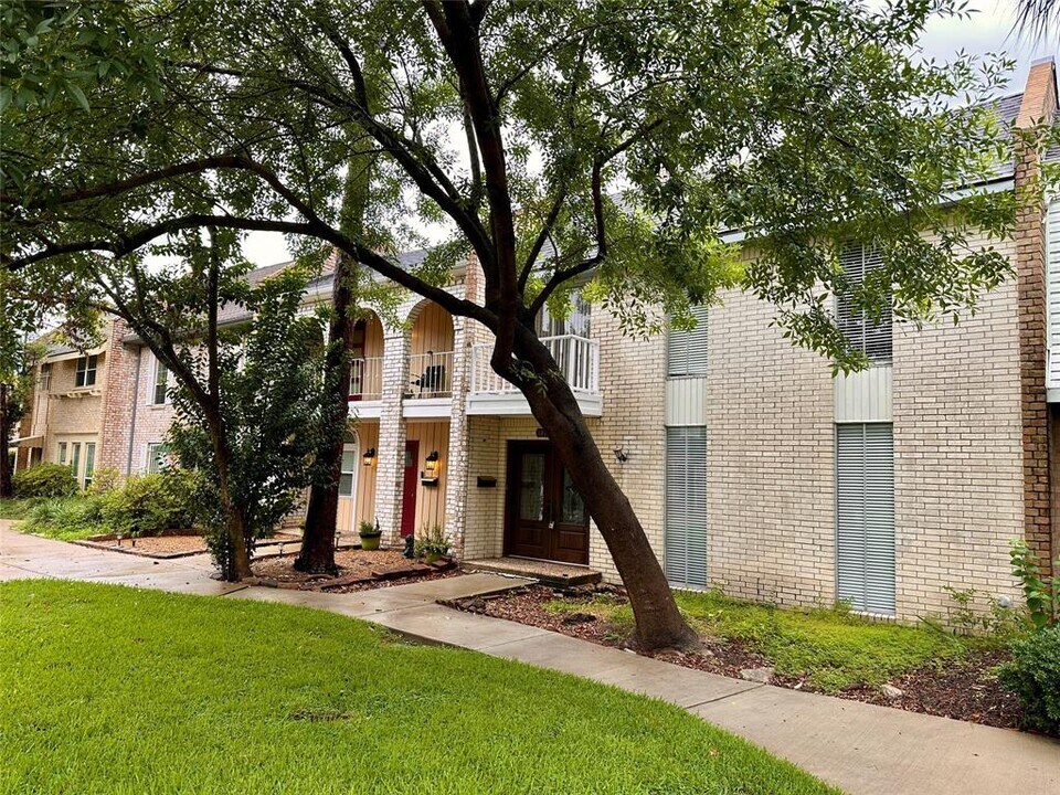 10730 Briar Forest Dr in Houston, TX - Building Photo
