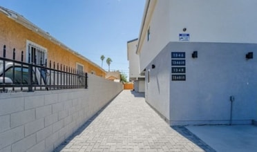 1346 E Vernon Ave, Unit 1346 in Los Angeles, CA - Foto de edificio - Building Photo
