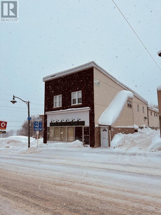 101-101 Main St in Penetanguishene, ON - Building Photo