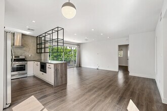 938 N Croft Ave, Unit 3 in Los Angeles, CA - Building Photo - Building Photo