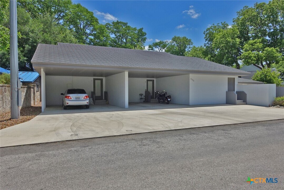 535 Ski Lodge Rd in McQueeney, TX - Foto de edificio