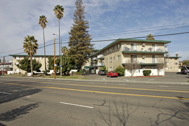 Belfort Arms Apartments in Sacramento, CA - Building Photo - Building Photo