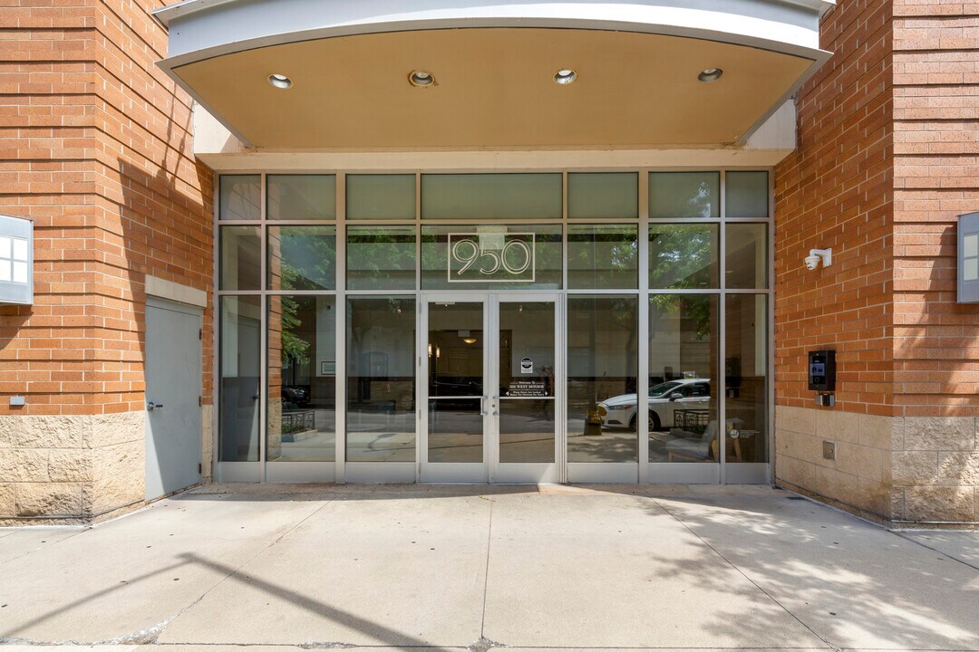 950 W Monroe St in Chicago, IL - Building Photo
