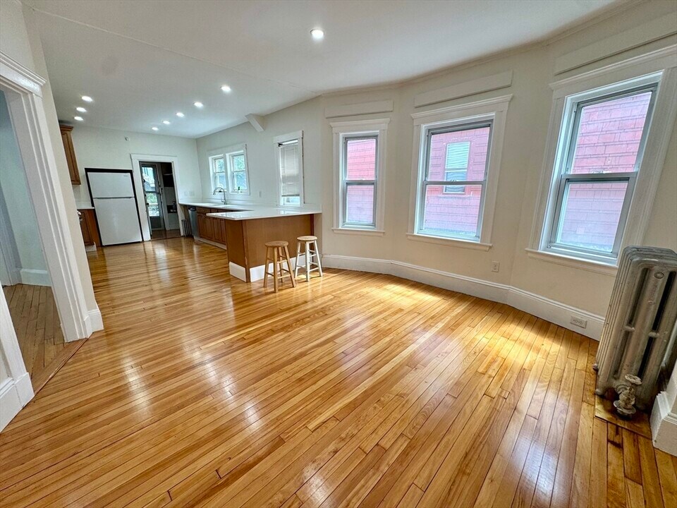 269 Alewife Brook Pky, Unit 1 in Somerville, MA - Foto de edificio