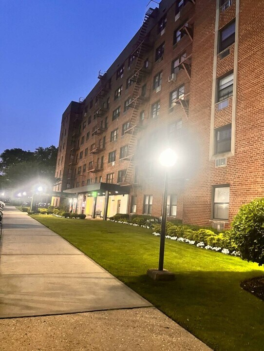 84-10 153rd Ave in Queens, NY - Building Photo