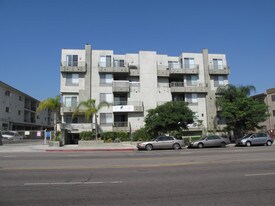 White Oak Regency in Encino, CA - Building Photo
