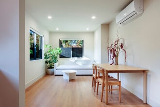 6900 Willoughby Ave in Los Angeles, CA - Foto de edificio - Building Photo