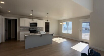 13646 S Watts Ln in Riverton, UT - Building Photo - Building Photo