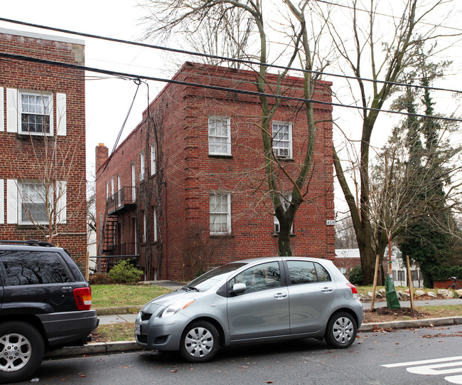 4016 Calvert St NW in Washington, DC - Building Photo - Building Photo