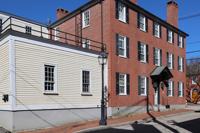 96-98 State St in Portsmouth, NH - Foto de edificio - Building Photo