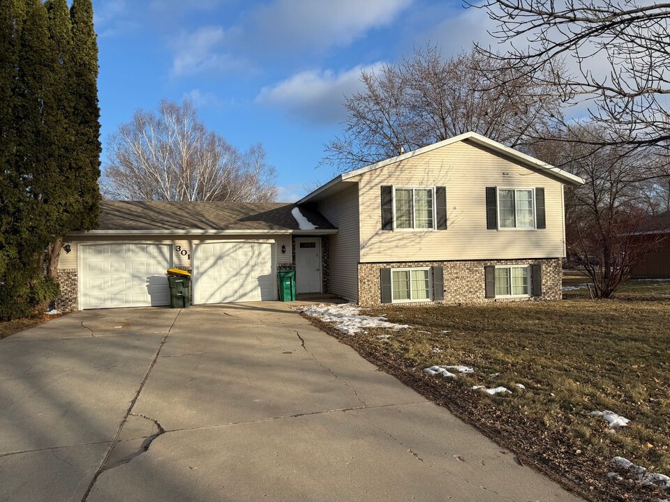 301 23rd St SE in Willmar, MN - Foto de edificio