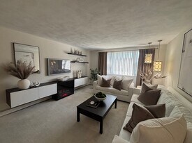 Sovereign & Saxony Apartments in Framingham, MA - Building Photo