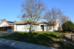 1420 S Arroyo St in Visalia, CA - Building Photo