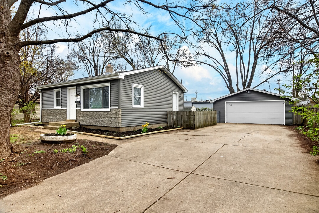 903 Merrill Ave in Loves Park, IL - Building Photo