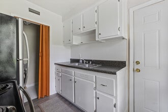 Brick Pointe in Albany, GA - Building Photo - Interior Photo