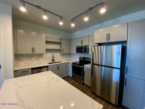 11 S 12th St, Unit B3 in Phoenix, AZ - Building Photo - Building Photo